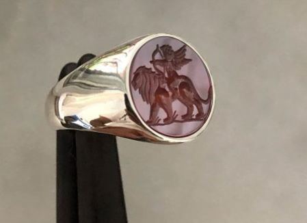 İntaglio signet ring
